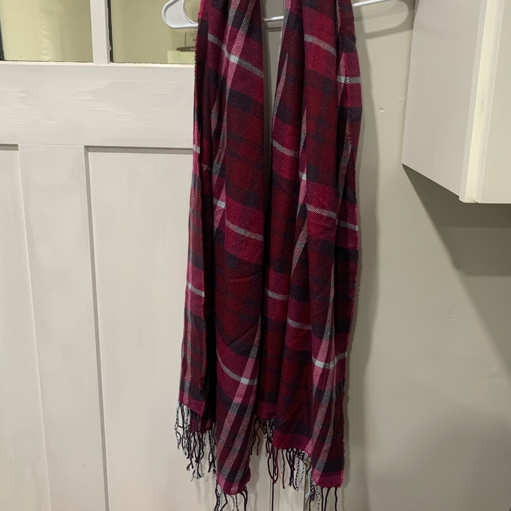 Banana Republic plaid scarf with fringe accents